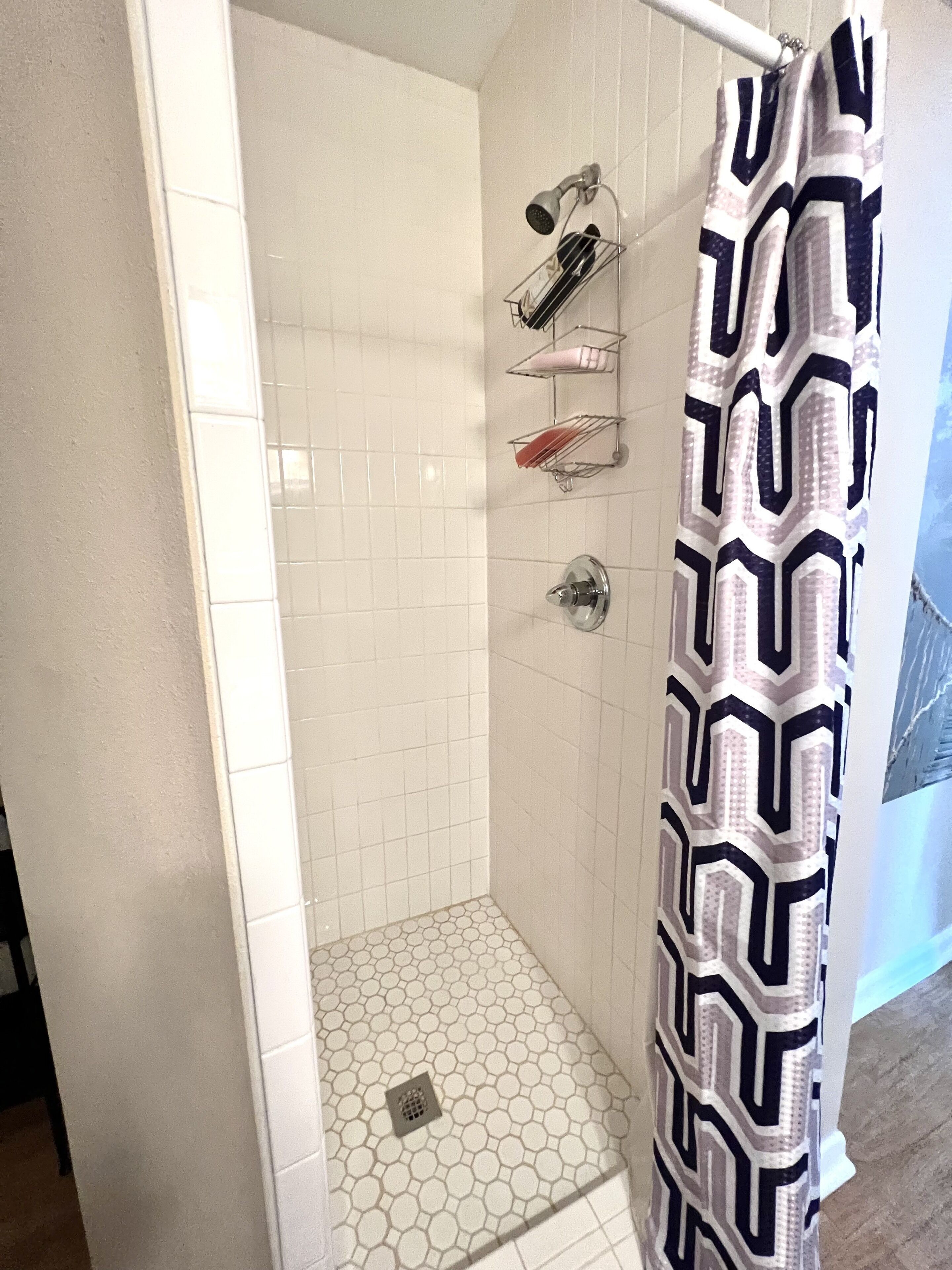 Een douche, een haardroger, handdoeken, zeep