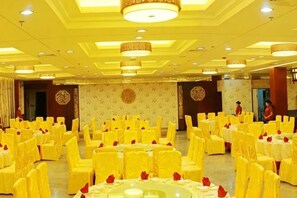 A banquet hall with round tables and chairs, arranged in rows. - Y. H. Continental Grand Hotel (Jiangle)
