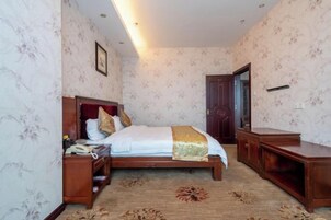 Un dormitorio con cama, mesita de noche y armario.