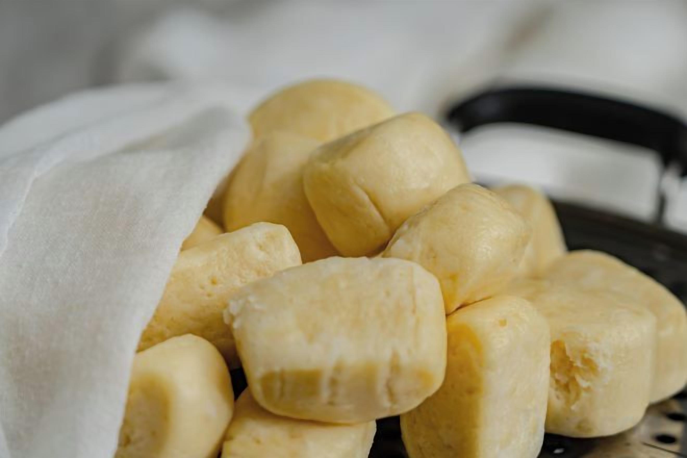 Un panier de bananes pelées.