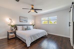 4 soverom, skrivebord, strykejern/-brett og wi-fi (inkludert)