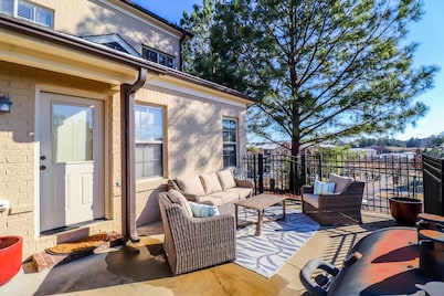 Comfortable, Convenient and Well Appointed 3B/3.5BA