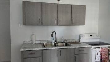 Microondas, cafetera y tetera y utensilios de cocina