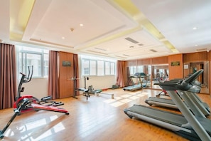 A gym with treadmills, elliptical machines, and weight equipment. - YunHua Hotel YiHai Park Store (Chuxiong City)