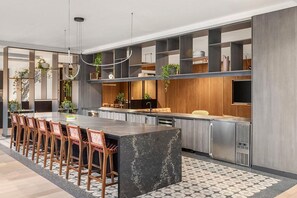 Dining - Airy East Cambridge 1BR w/ Gym & W/D, walk to Kendall Sq, by Blueground (Cambridge)