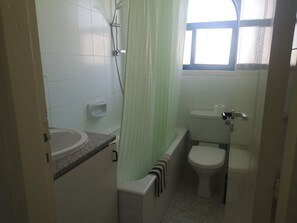 Combined shower/tub, hair dryer, towels