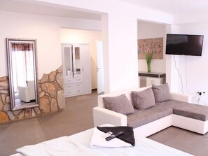 3 chambres, fer et planche à repasser, Wi-Fi, draps fournis