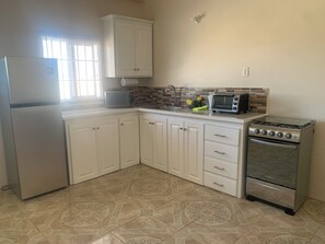 Kjøleskap, mikrobølgeovn, ovn og kokeplater