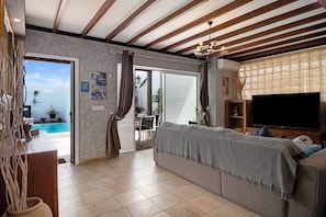 TV - Vacation Villa 'Fae' with Private Pool, Private Terrace and Wi-Fi (Playa Blanca)