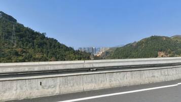 Eine Autobahn mit Betonleitplanken und blauem Himmel.