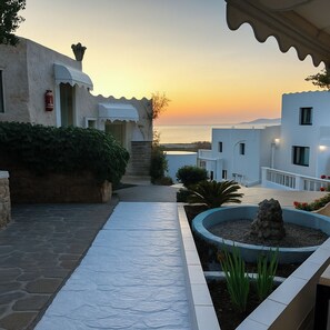 Property grounds - 2 Bed Apartment - Sleeps 8 - Pool, Patio, Views (HER)