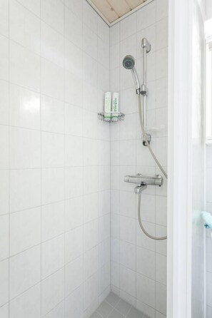 Shower, hair dryer, towels - Cosy Quiet  Apartment Close to the Sea and Parks (Helsinki)