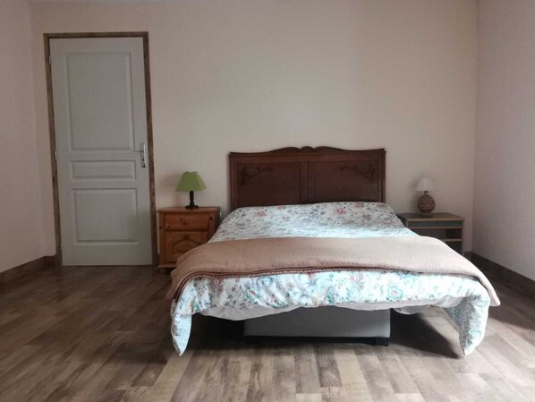 2 habitaciones, tabla de planchar con plancha, wifi y ropa de cama 