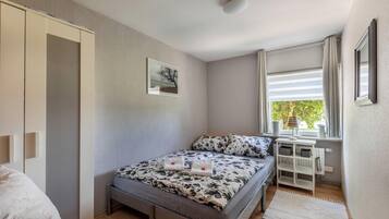 3 bedrooms, iron/ironing board, free WiFi, bed sheets