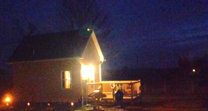 Delightful Tiny Home! Great Views of Farm, Mountains