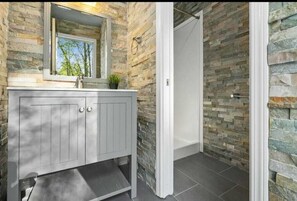 Bathtub, hair dryer, towels, soap - 6 bdrm home w pool/hot tub/pool table/bar/kareoke (Surrey)