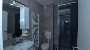 Een douche, een haardroger, handdoeken