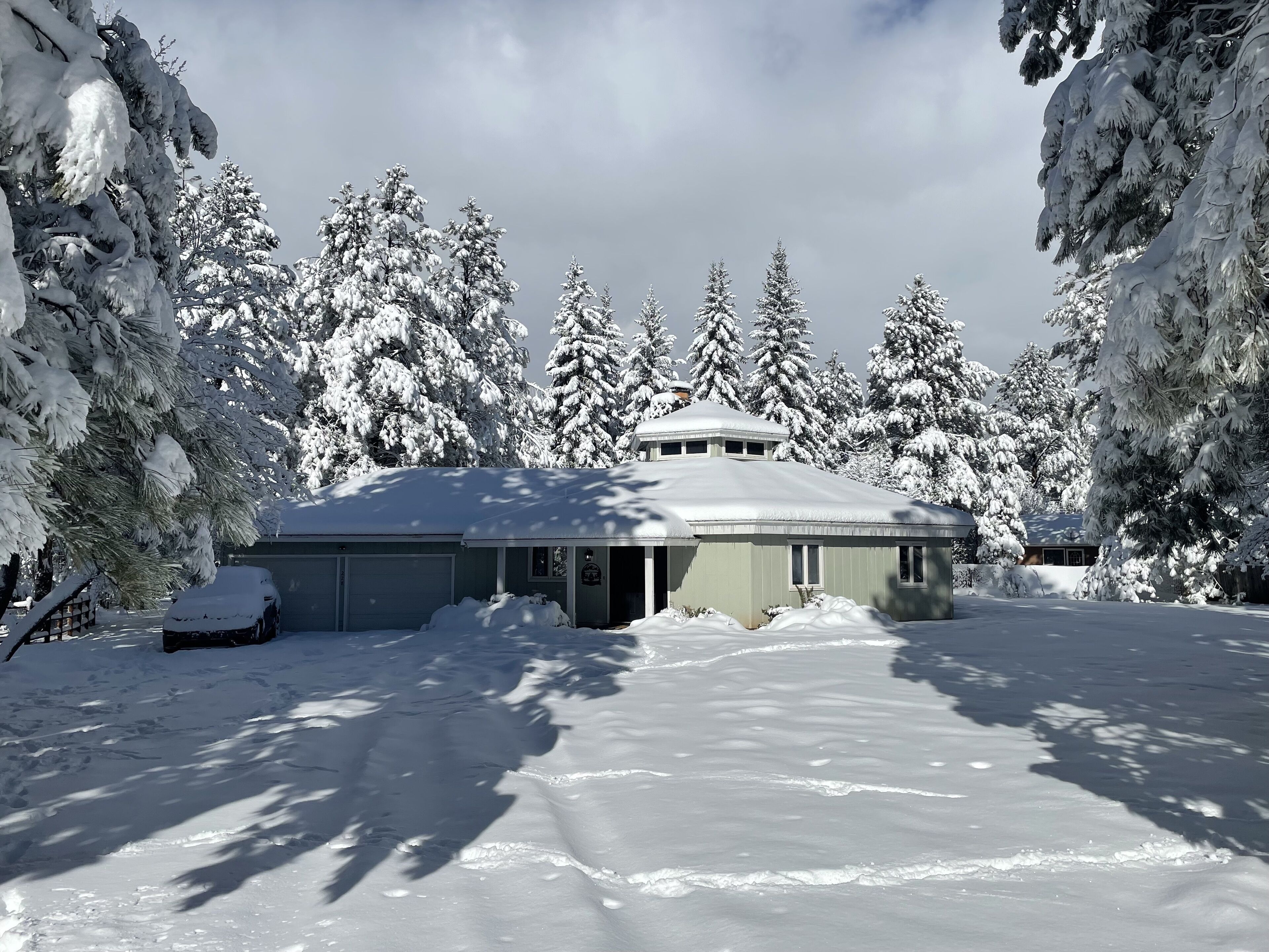 Completely Renovated House w/ 2 Entertaining Areas - Right off the golf course!