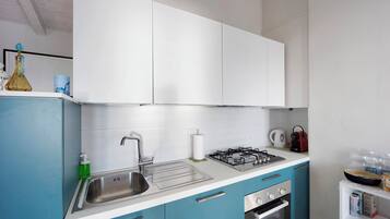 Refrigerador, horno, parrilla de estufa y cafetera y tetera