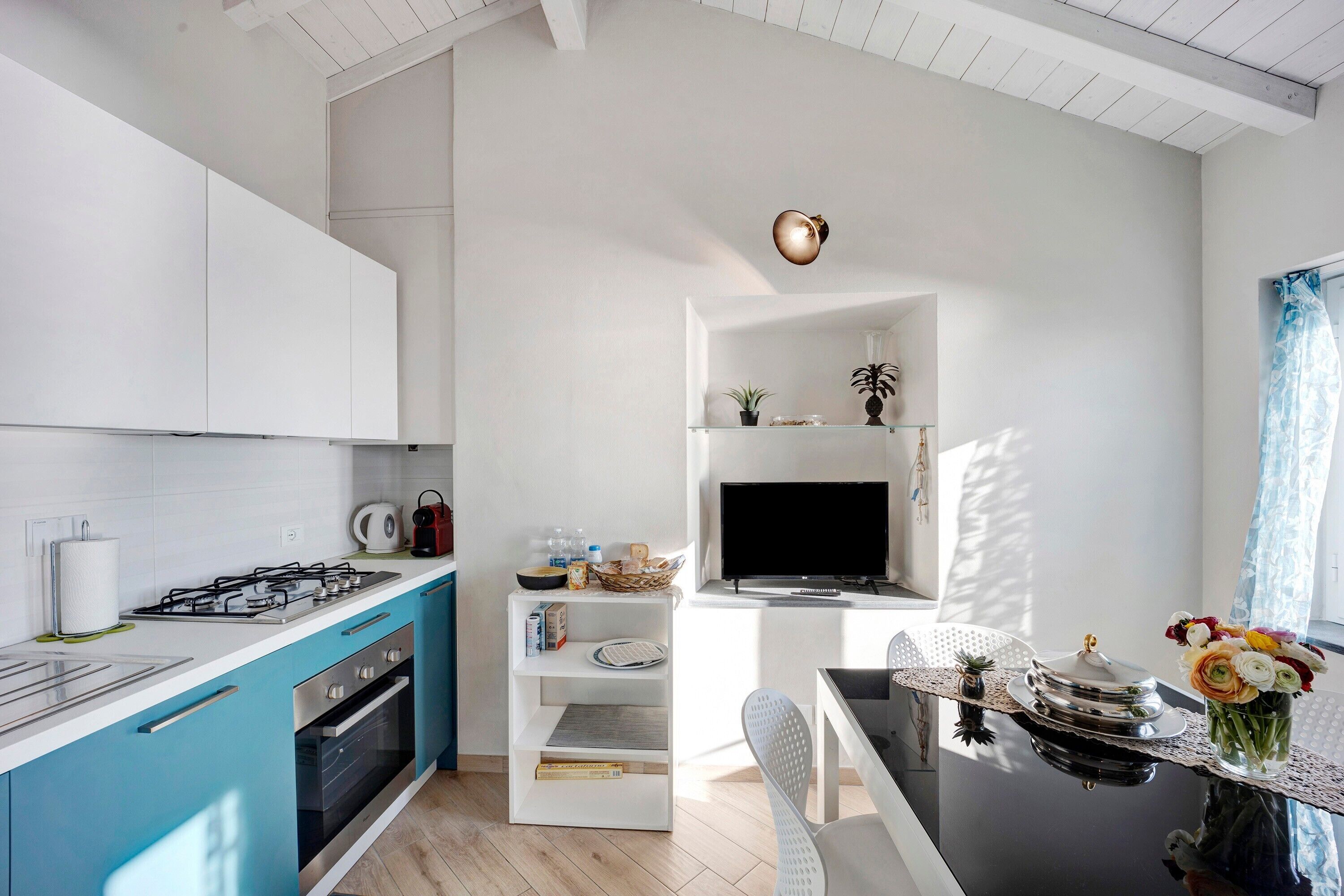 Køleskab, ovn, kogeplade, kaffe-/temaskine