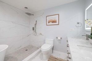 Baignoire, séchoir à cheveux, serviettes fournies, savon