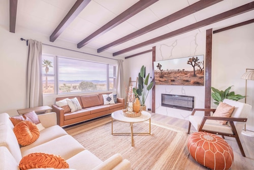 Exquisite Villa: Pool, Spa & Gorgeous 360 Views!