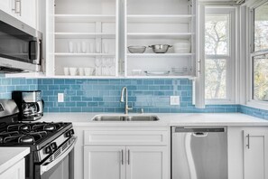 Kühlschrank, Mikrowelle, Ofen, Geschirrspüler