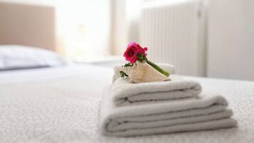 1 habitación, tabla de planchar con plancha y ropa de cama