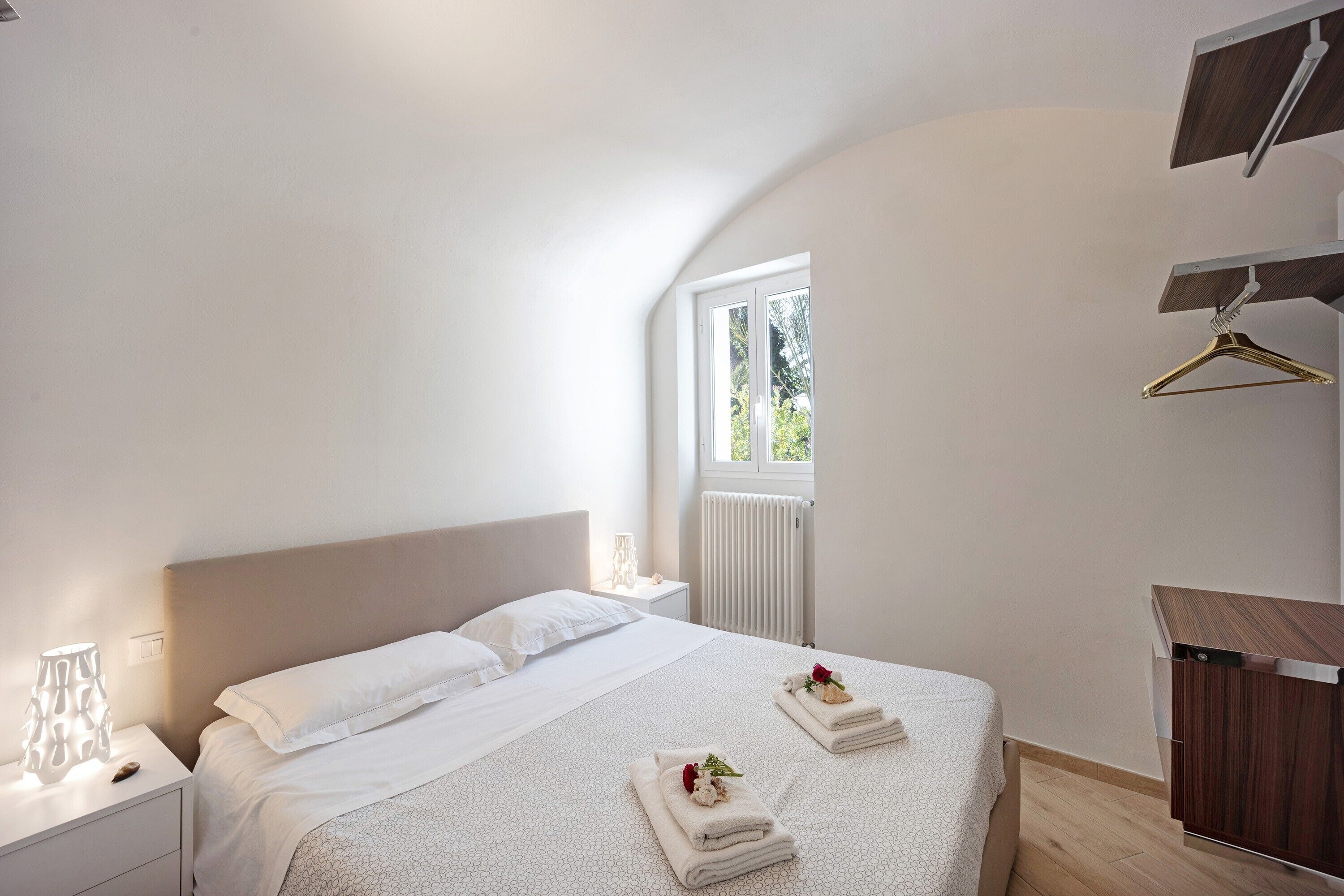 1 habitación, tabla de planchar con plancha y ropa de cama 