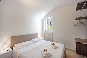 1 habitación, tabla de planchar con plancha y ropa de cama