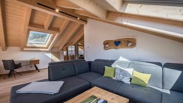 Een televisie, een dvd-speler en een stereo