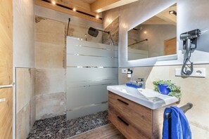 Shower, hair dryer, towels - Holiday Apartment "Susi" in a New Building with View of the Zugspitze, 2 Balconies & Wi-Fi (Farchant)