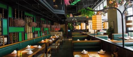Un restaurante con cabinas y mesas, algunas con menús y cubiertos.