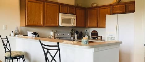 Frigorífico, microondas, horno y placa de cocina