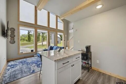 BRAND NEW modern luxury cabin!! Kreekside Tipi.