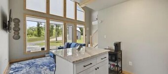 BRAND NEW modern luxury cabin!! Kreekside Tipi.