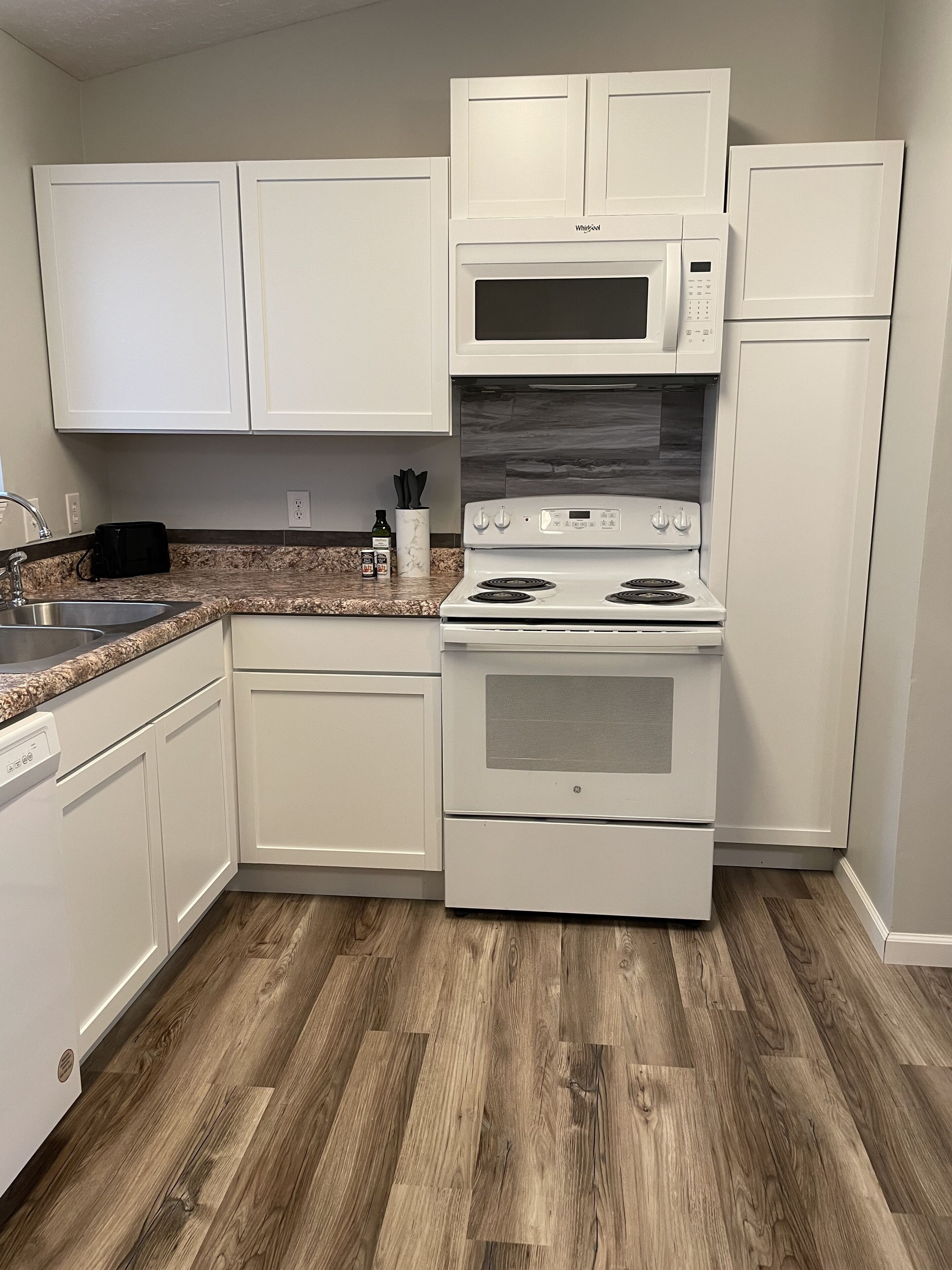 冷蔵庫、電子レンジ、オーブン、コンロ