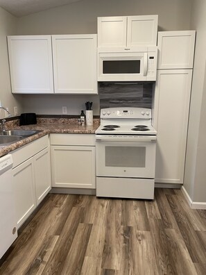 Kjøleskap, mikrobølgeovn, ovn og kokeplater