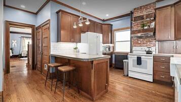 Kjøleskap, mikrobølgeovn, ovn og kokeplater