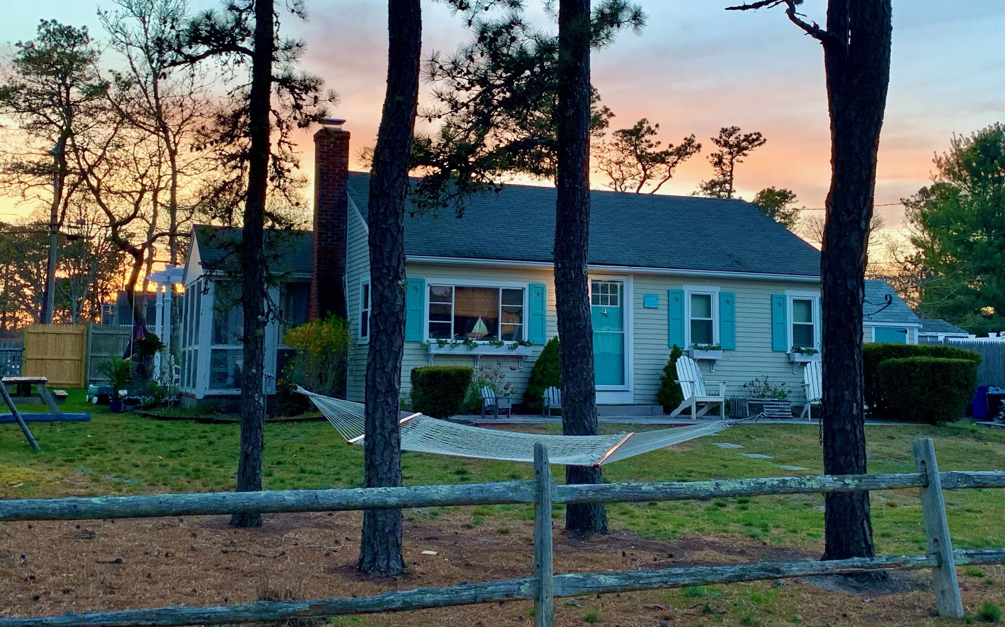 Coastal retreat- updated, stylish & quick walk to beach! 