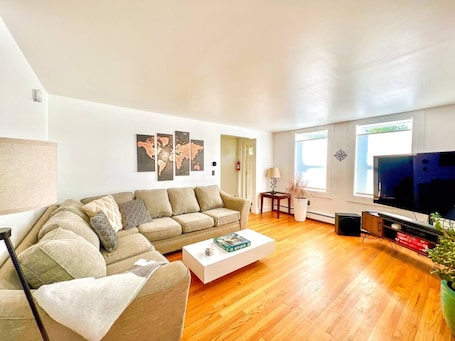 Smart TV, stereo. Beautiful Downtown 3 Bedroom 1 & 1/2 Bath/ High Speed Internet/ Cable / Desk