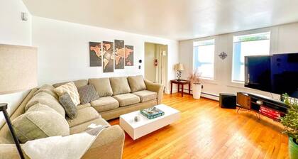 Beautiful Downtown 3 Bedroom 1 & 1/2 Bath/ High Speed Internet/ Cable / Desk