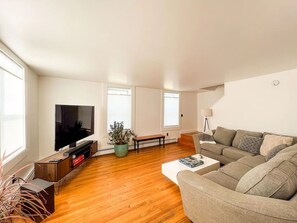 Smart TV, stereo - Beautiful Downtown 3 Bedroom 1 & 1/2 Bath/ High Speed Internet/ Cable / Desk (Morrisville)