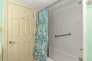 Ensemble douche/baignoire, sèche-cheveux, serviettes fournies, shampoing