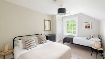 7 bedrooms, premium bedding, iron/ironing board, Internet