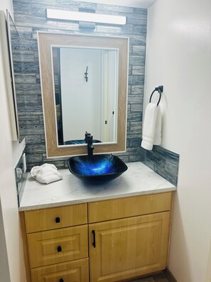 Shower, towels, soap, toilet paper - DIRECT BEACHFRONT Condo at Sugar Beach Resort (Kihei)