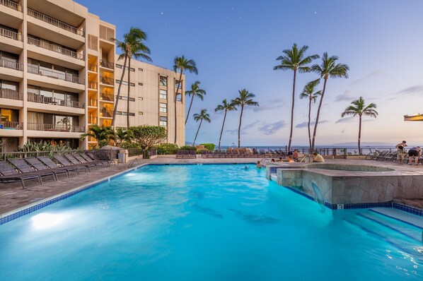 Alberca al aire libre y alberca climatizada