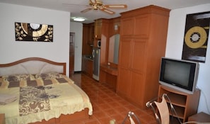 A bedroom with a bed, a television, and a wardrobe. - Thep Thip Mansion F5 R5006 (Pattaya)