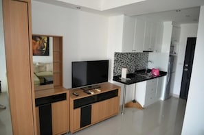 Room, 1 Bedroom | Private kitchen