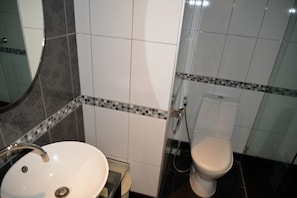 Room, 1 Bedroom | Bathroom